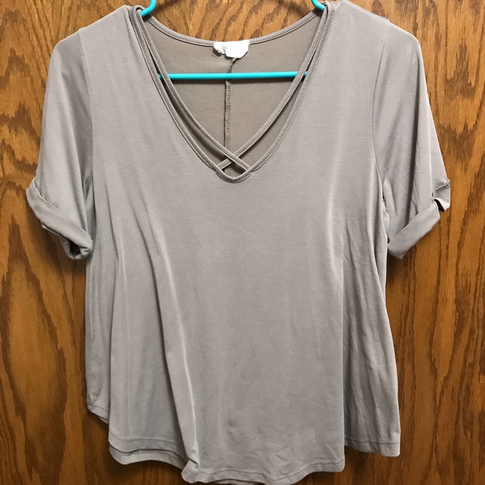 Short sleeve shirt with crisscrossing front